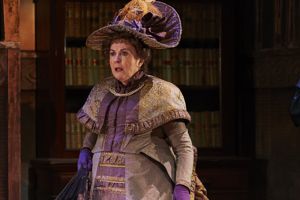 VIDEO - Barbara star takes on the role of Lady Bracknell