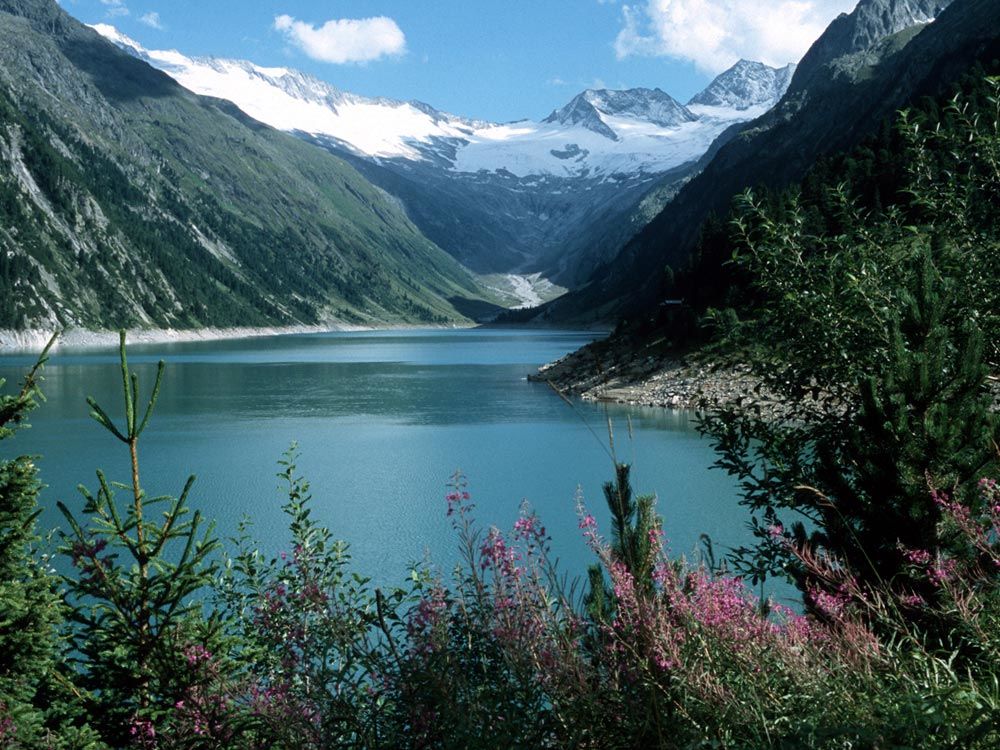 Image of Austrian Lake and mountains