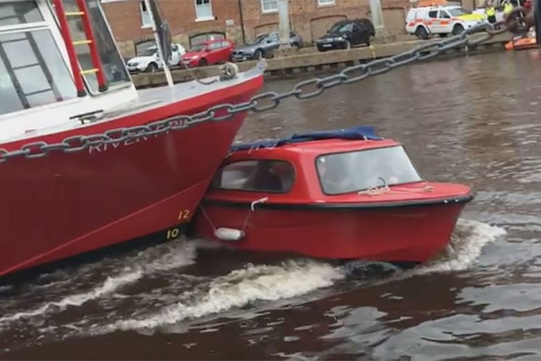 VIDEO - Quick-thinking skipper averts tragedy on the river in York
