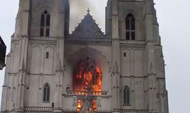 Nantes cathedral on fire: Flames lick 15th-Century facade
