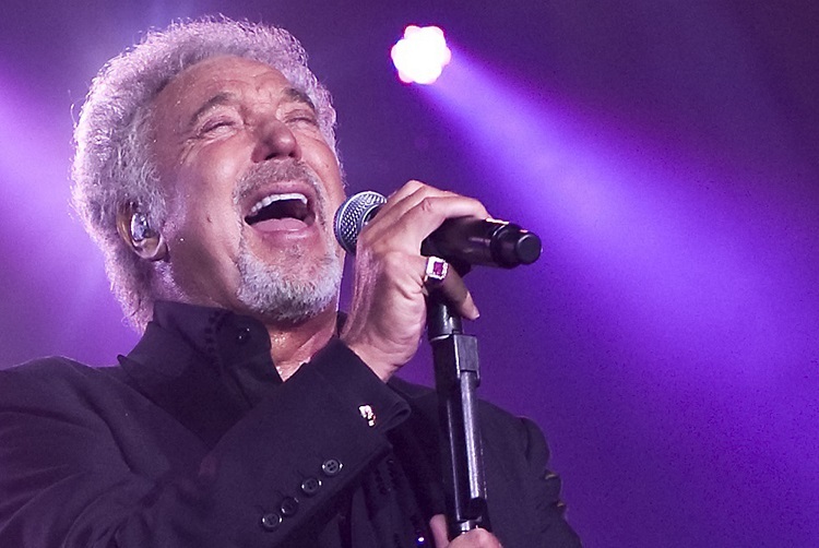 Sir Tom Jones returns to York Racecourse