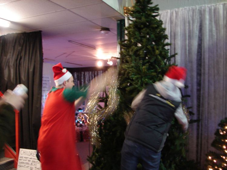 David and Laura are challenged to dress a tree in 60 seconds